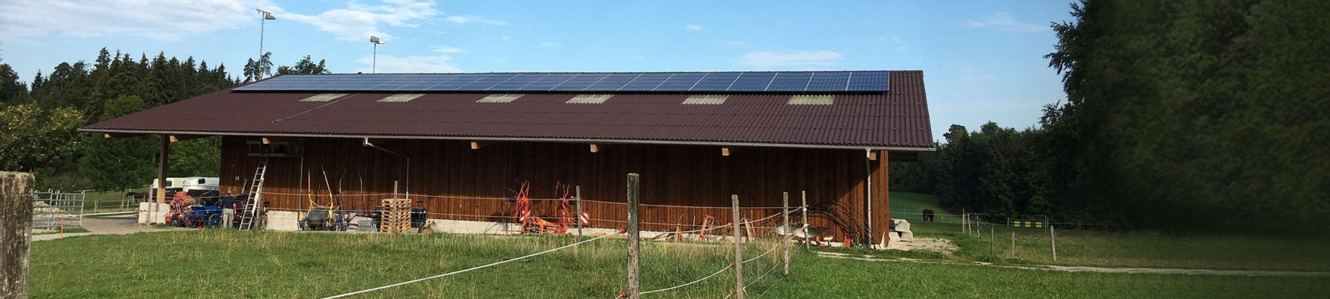 Pferdepension in Gutenswil mit neuer Photovoltaik-Anlage auf Remisendach Featured Image