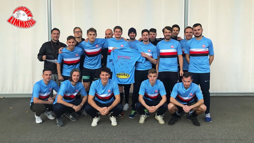 Das Herren H1 Team mit den neuen Einspielshirts