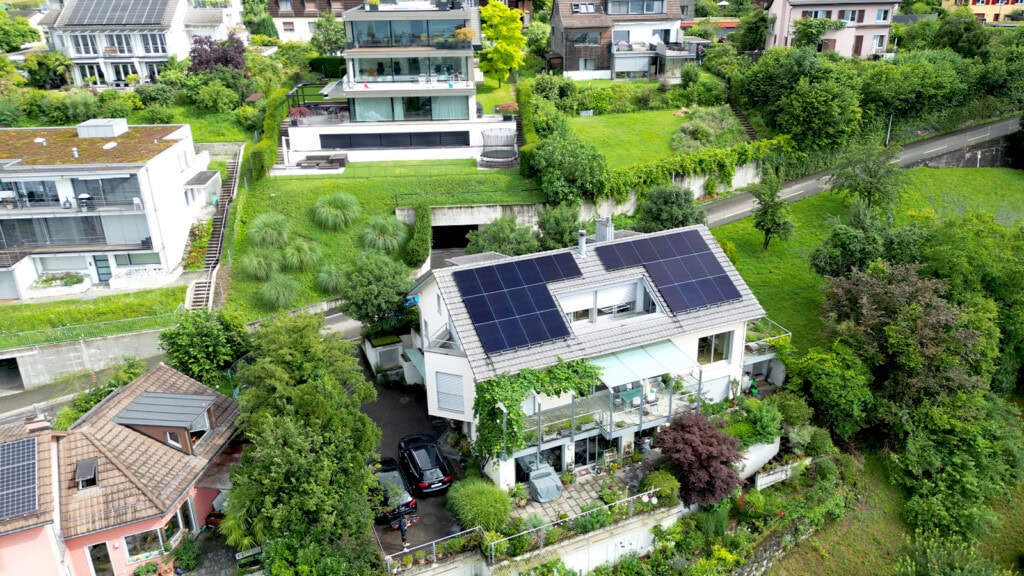 Referenz: Aufdach PV-Anlage für EFH am Zürichsee