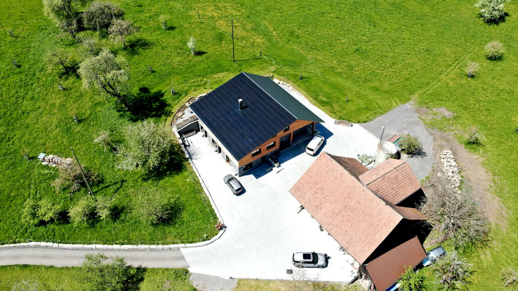 Referenz: Indach PV-Anlage für Landwirtschaftsbetrieb mit Stöckli in Hütten