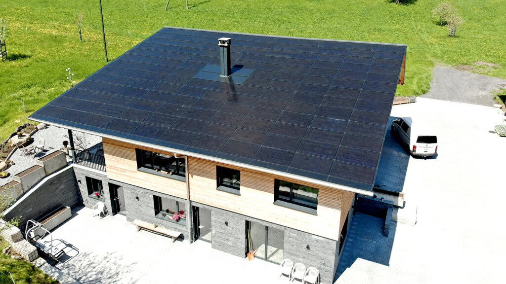 Referenz: Indach PV-Anlage für Landwirtschaftsbetrieb mit Stöckli in Hütten