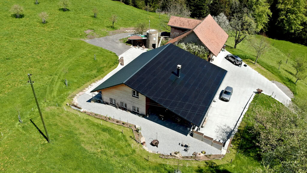 Referenz: Indach PV-Anlage für Landwirtschaftsbetrieb mit Stöckli in Hütten