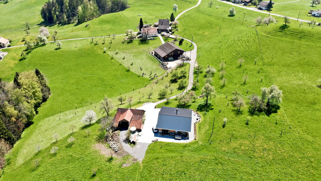 Referenz: Indach PV-Anlage für Landwirtschaftsbetrieb mit Stöckli in Hütten