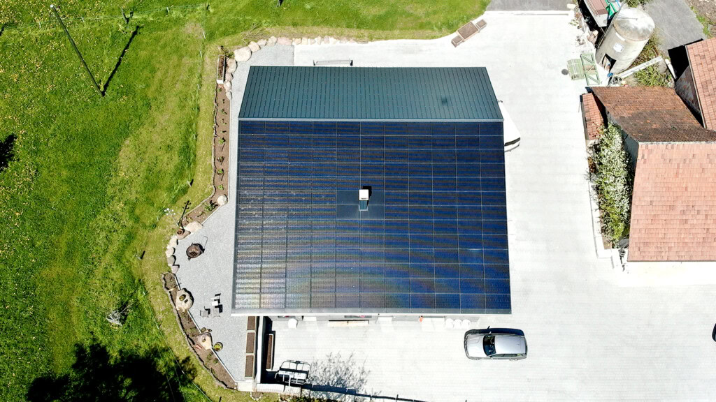 Referenz: Indach PV-Anlage für Landwirtschaftsbetrieb mit Stöckli in Hütten