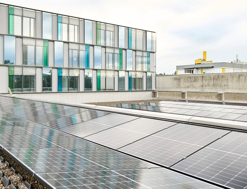Referenz: PV-Anlage im Contracting-Modell für die voestalpine High Performance Metals Schweiz AG