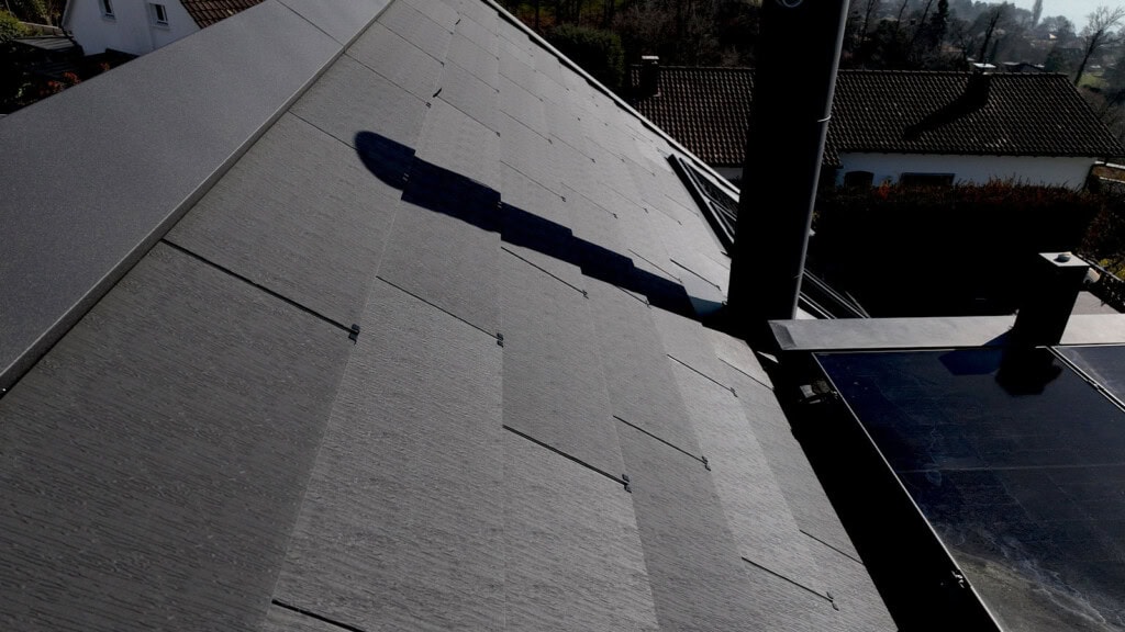 Photovoltaik-Anlage in Schieferoptik sowie mit Glas-Glas-Modulen: Nahaufnahme Dach mit Modulen in Schieferoptik