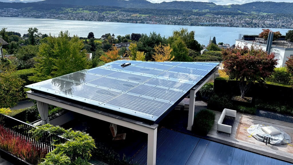Photovoltaik-Anlage in Schieferoptik sowie mit Glas-Glas-Modulen: Pergola mit speziell angefertigen Glas-Glas-Modulen