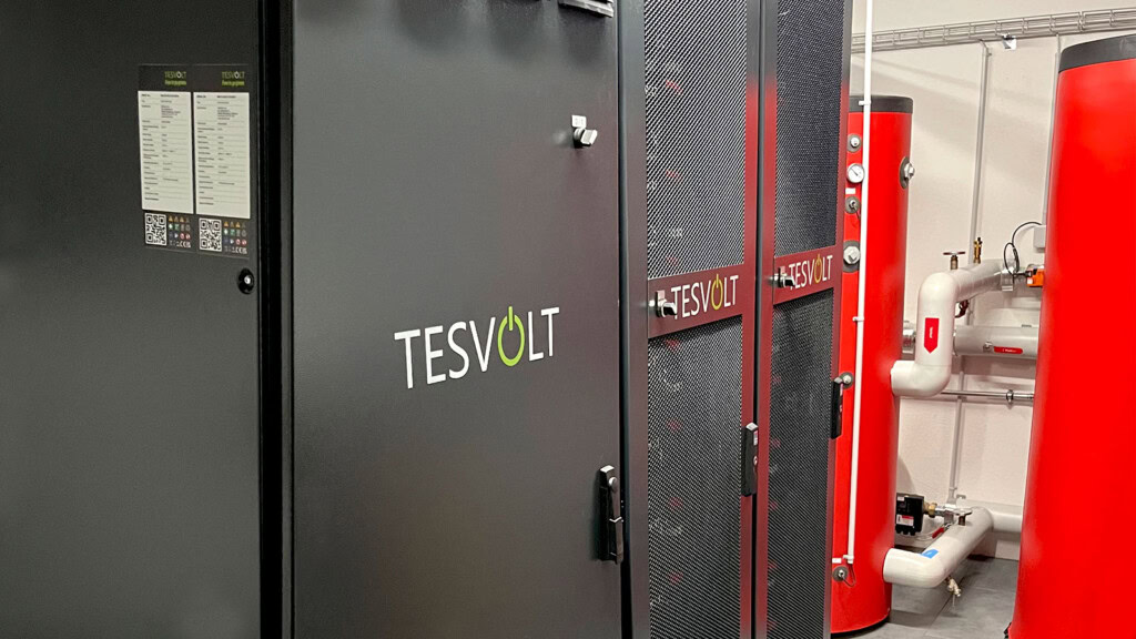 Photovoltaik-Anlage in Schieferoptik sowie mit Glas-Glas-Modulen: Tesvolt Batteriespeicher