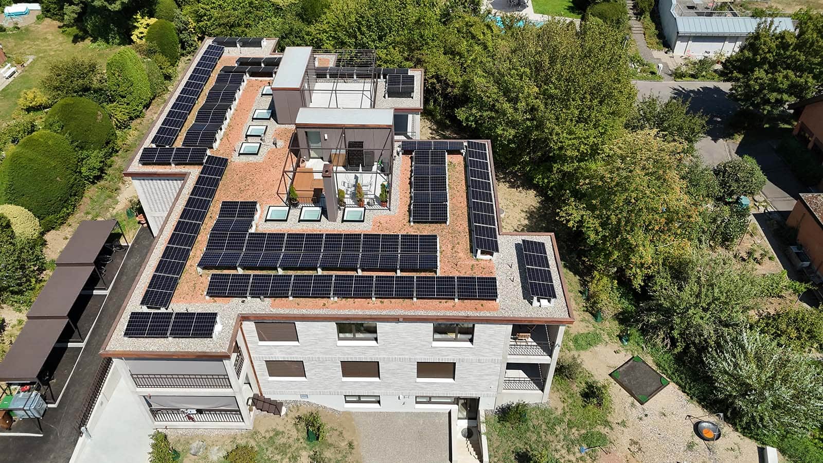 PV-Anlage auf Flachdach mit Leistungsoptimierern zur Ertragssteigerung